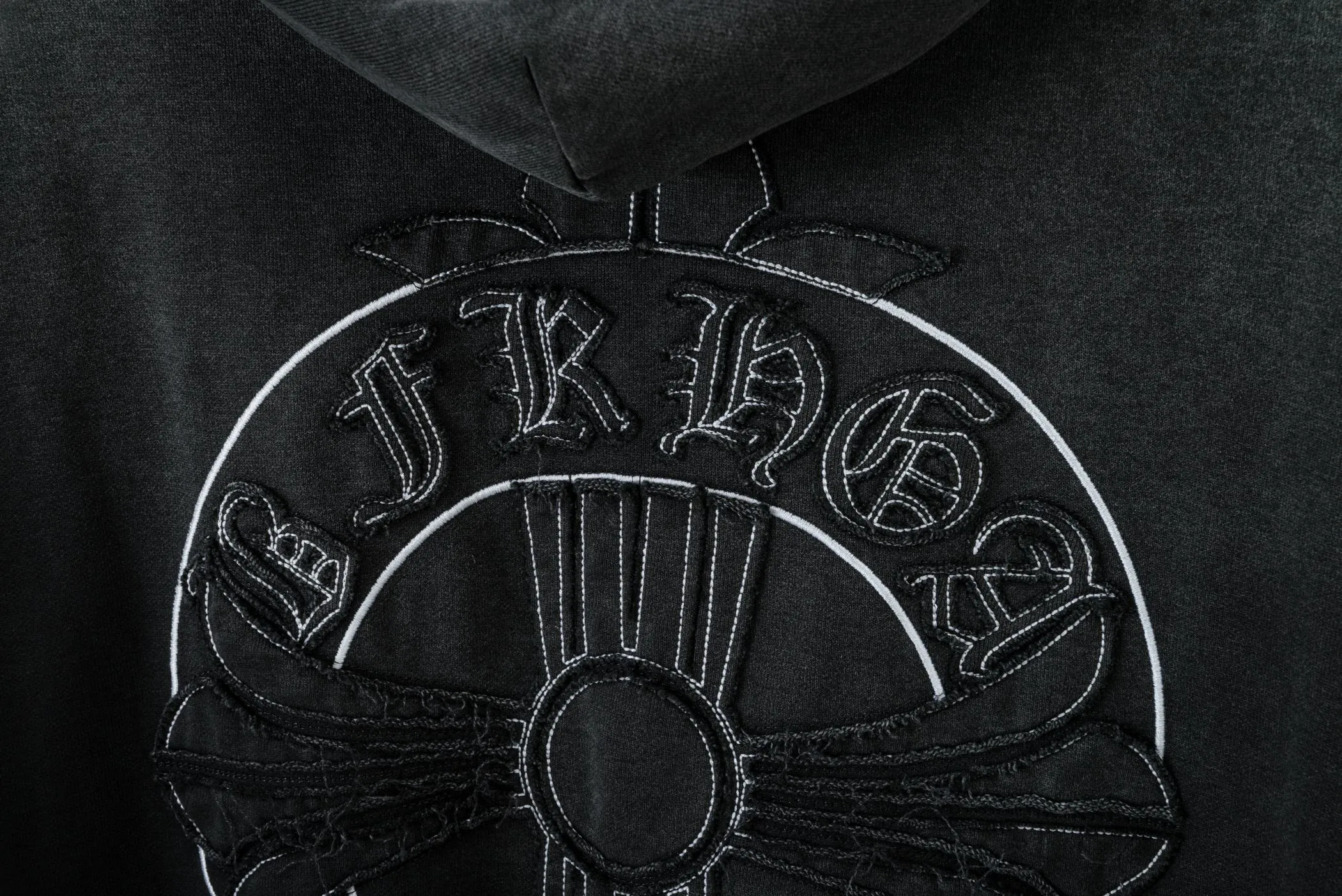 P320 𝗖𝗵𝗿𝗼𝗺𝗲 𝗛𝗲𝗮𝗿𝘁𝘀/Cro Heart 2025 Cross Patch Embroidery Summer New Original Single Counter American Acid Washed Distressed Laser Burnt Patch Embroidery Couple Casual Hooded Sweatshirt Customized fabric 440g tripe terry fabric! American acid-washed and distressed original fabric laser burnt ✟appliqué embroidery and exquisite embroidery of letters! The best-selling model at the counter. It is very comfortable to wear. It is low-key yet luxurious. It is very classy when worn. The large size and tailoring are needless to say. The upper body is exquisite and vivid. 👍High-end first-class materials. A truly palace-level product. The cotton from Turkey is of outstanding quality. After heavy washing, the clothes are very soft! Not picky, the upper body is absolutely stylish and extremely luxurious. Auxiliary materials: The original model has been authenticated and labeled ➕100% silk washed with water label. Genuine purchase-grade original hangtag➕matching hanging rope➕3D hanging beads➕original packaging bag. Craftsmanship: The original version has consistent wiring! The highest version of the armhole matching technique! Countless times of pattern making to 100% restore the original appearance! The correct version is the same for men and women, super eye-catching, super good-looking, and super atmospheric! Color: white, washed black, washed blue Size: XS-L